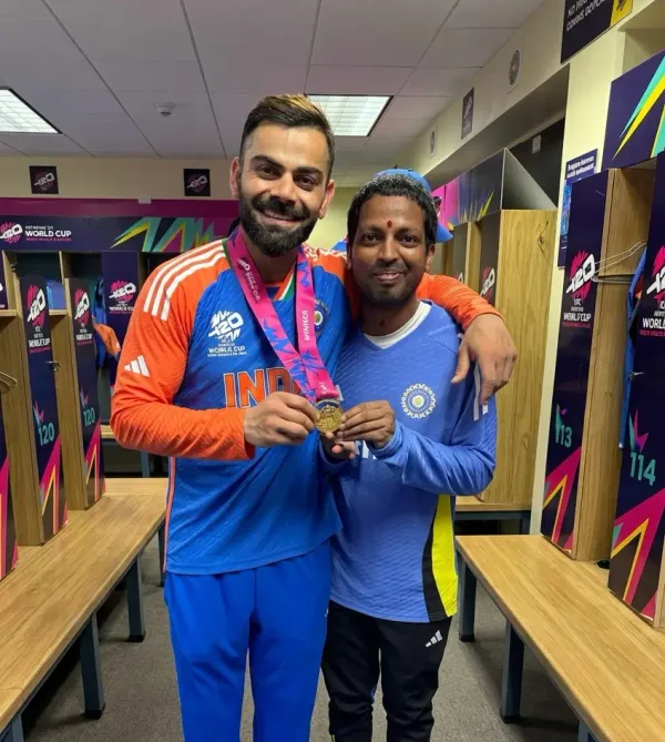 વિરાટ કોહલીની બાજુમાં ઉભેલો આ માણસ કોણ છે? સત્ય જાણીને તમે પણ સલામ કરશો!